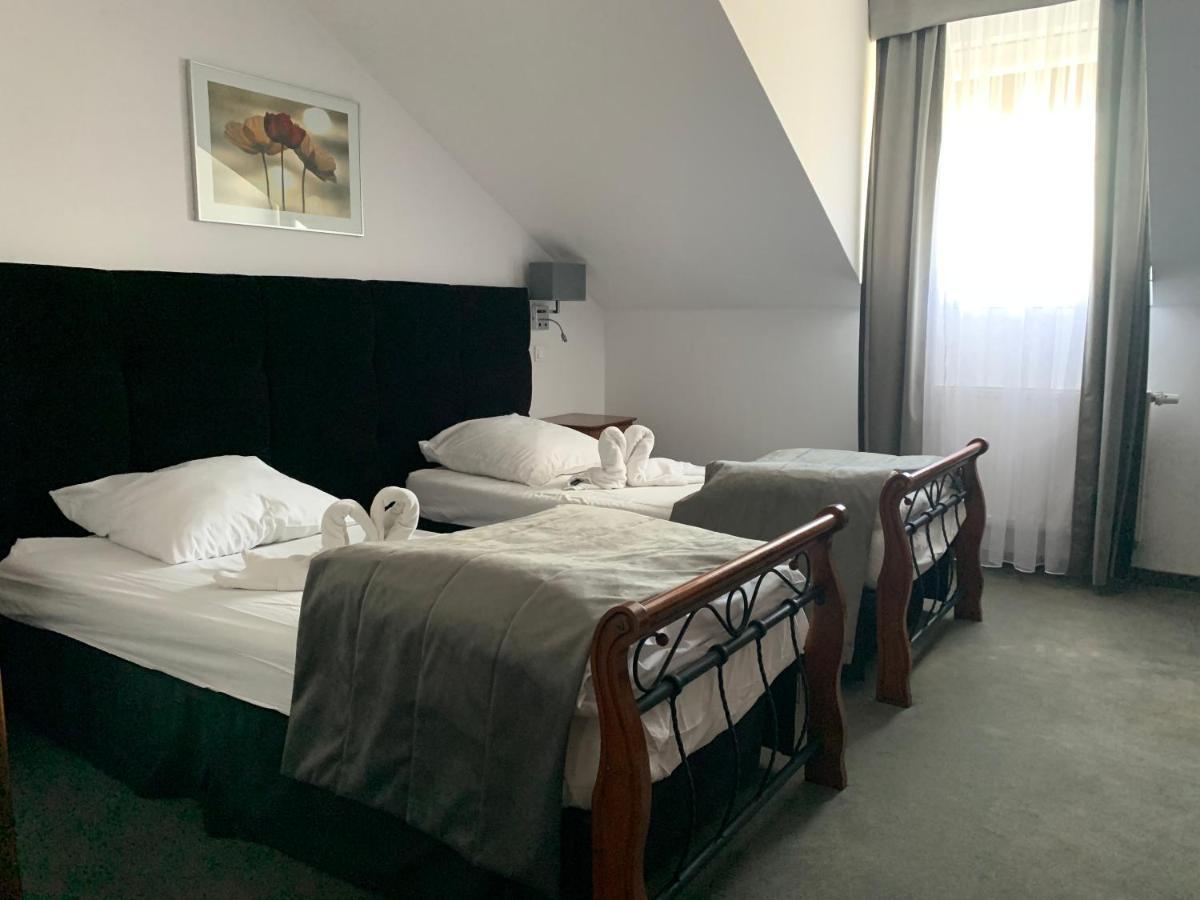 Hotel Kameleon Tarnobrzeg Exteriör bild