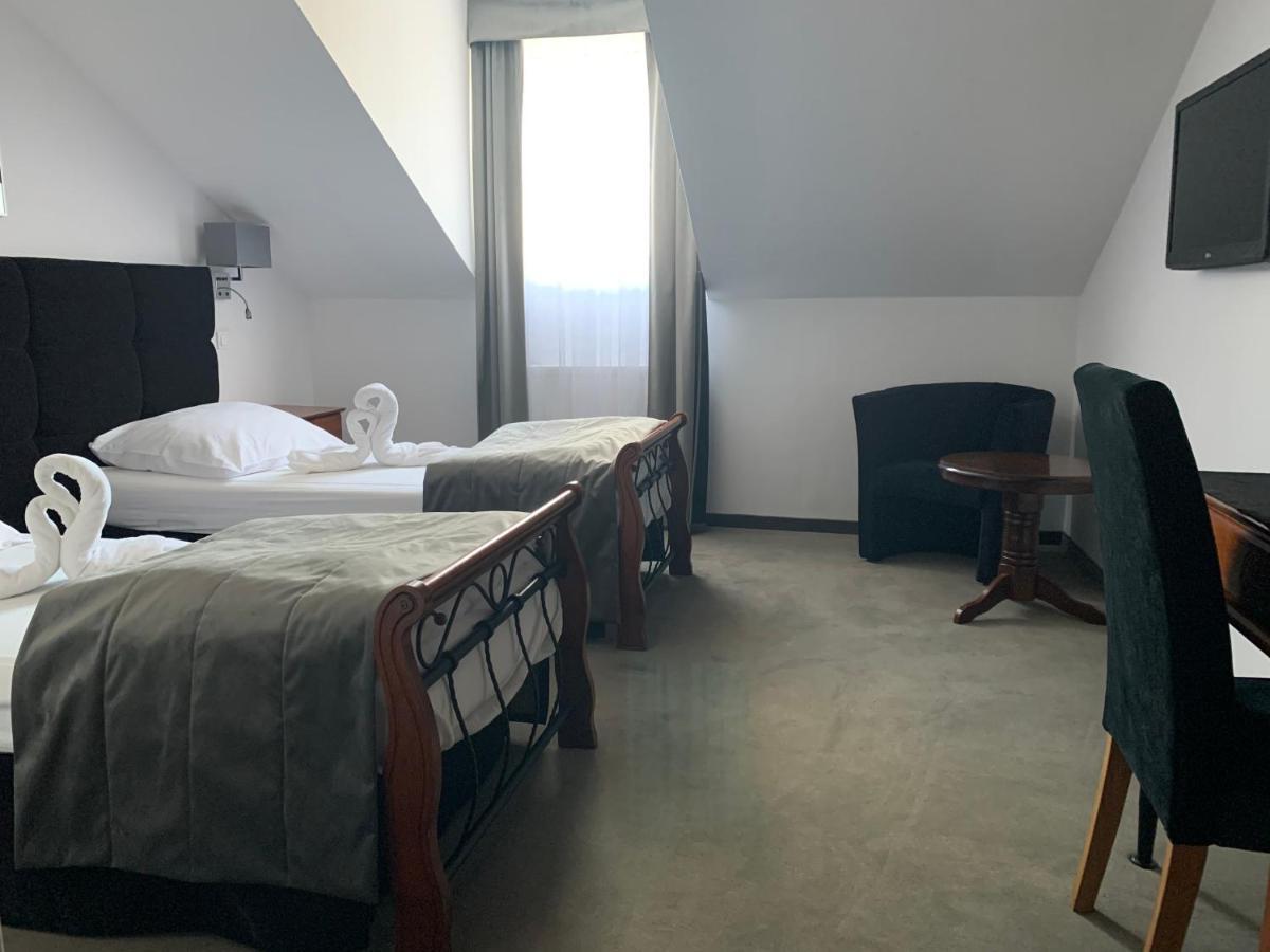 Hotel Kameleon Tarnobrzeg Exteriör bild