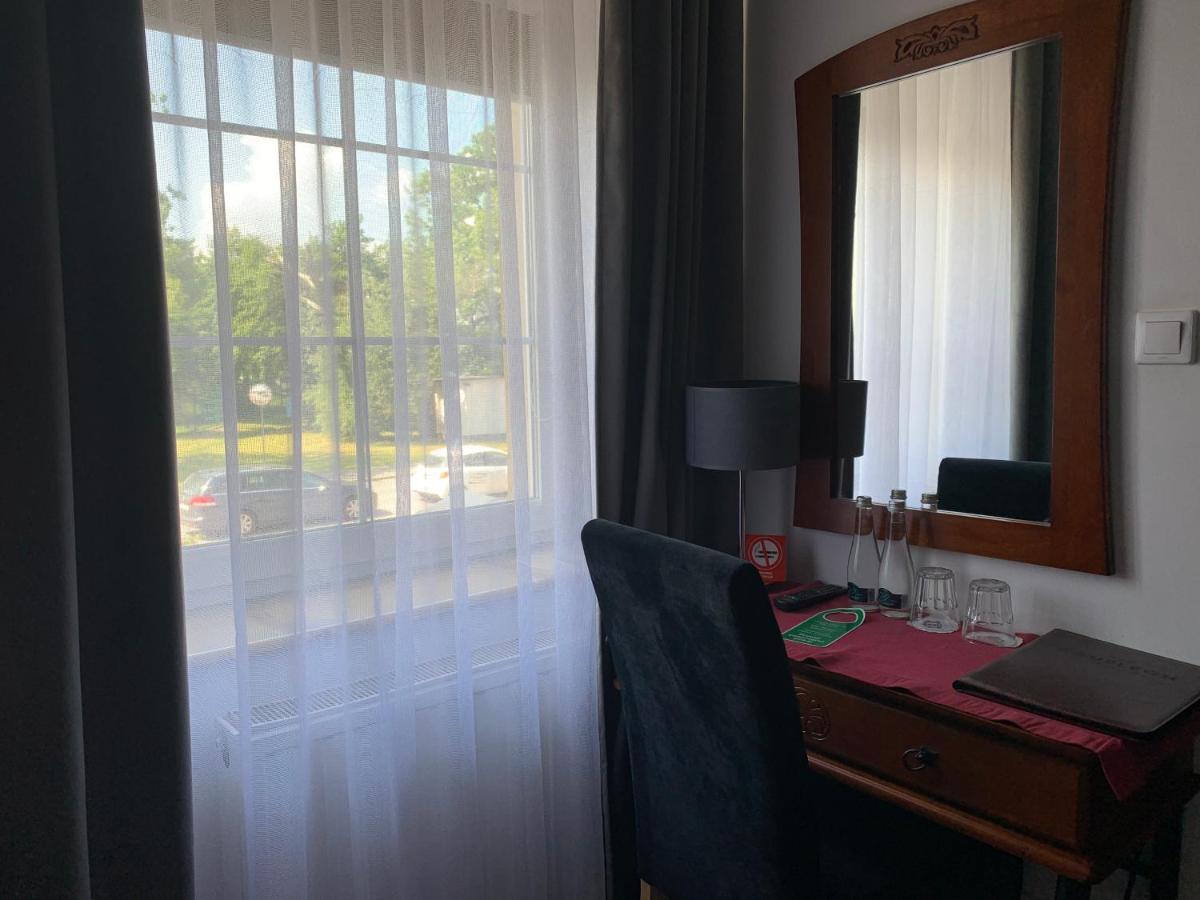 Hotel Kameleon Tarnobrzeg Exteriör bild